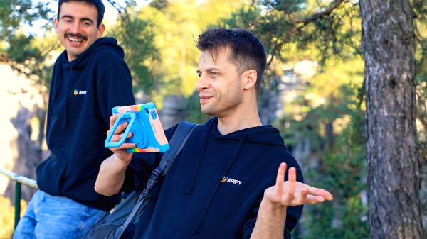 Kolega zadává odpověď do aplikace na tabletu na vyhlídce