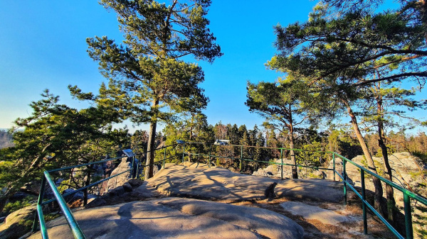 Panoramatický výhled na skalní město Prachovské skály
