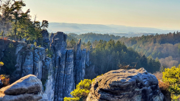 Panoramatický výhled na skalní město Prachovské skály
