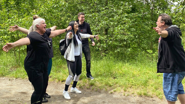 Důvěra je základ – když oči nevidí, tým tě povede Účastníci teambuildingu navigují kolegu se zavázanýma očima v přírodě