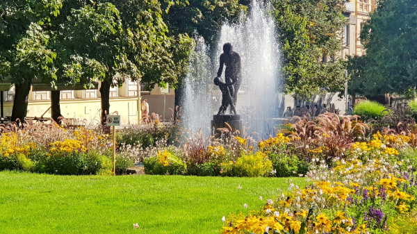 Zelená oáza – ideální místo pro odhalování tajemství Historický park se sochou a fontánou během Treasure Hunt v Plzni