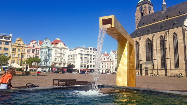 Voda nebo pivo? V Plzni je někdy těžké rozeznat rozdíl Moderní zlatá kašna na náměstí Republiky v Plzni s katedrálou v pozadí