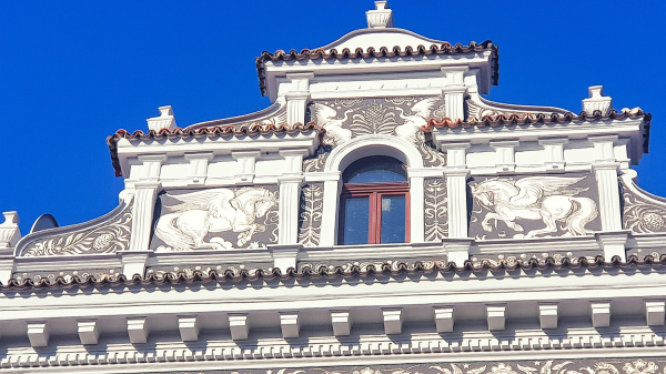 V Plzni najdete poklady nejen ve sklepech, ale i na fasádách Detail historické fasády s ornamenty v centru Plzně
