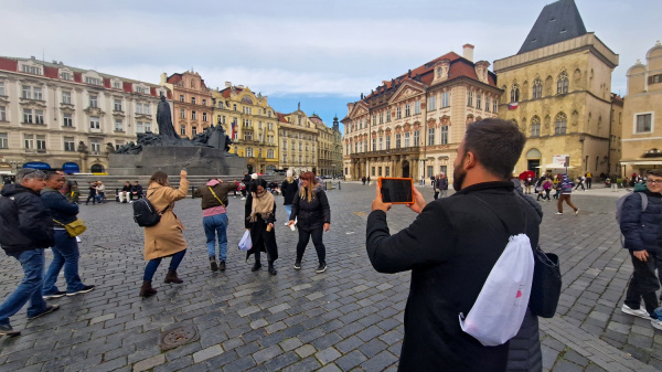 Účastník Treasure Huntu dokumentuje nalezenou indicii telefonem