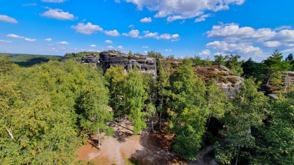 Panoramatický výhled na skalní město Prachovské skály