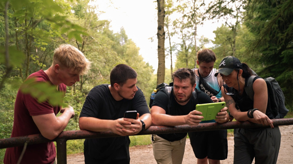 Skupinová fotka účastníků teambuildingu na kraji lesa v Českém ráji