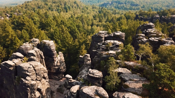 Panoramatický výhled na skalní město Prachovské skály