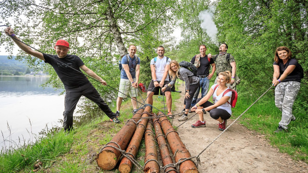 Tým buduje plovoucí vor během simulace přežití