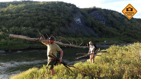 Připravujeme dřevo. Foto: Tomáš Duffek Připravujeme dřevo. Foto: Tomáš Duffek
