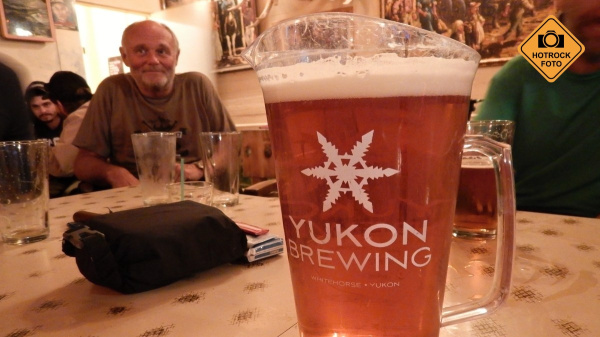 V místním salónu si dáváme pivo. Foto: Kamil Říha V místním salónu si dáváme pivo. Foto: Kamil Říha