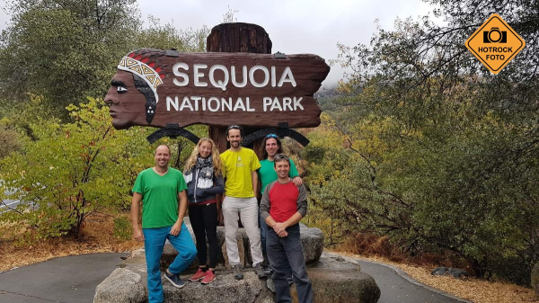 U vstupu do Sequoia národního parku. Konečně celá grupa. Foto: HOTROCK.cz U vstupu do Sequoia národního parku. Konečně celá grupa. Foto: HOTROCK.cz