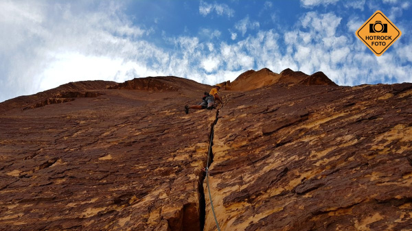 Třetí délka cesty Triassic Sands 5.10b v Black Velvet Canyon. Foto: HOTROCK.cz Třetí délka cesty Triassic Sands 5.10b v Black Velvet Canyon. Foto: HOTROCK.cz