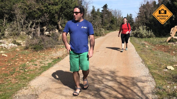 Po třech kilometrech přicházíme k silnici do Kosmasu Po třech kilometrech přicházíme k silnici do Kosmasu